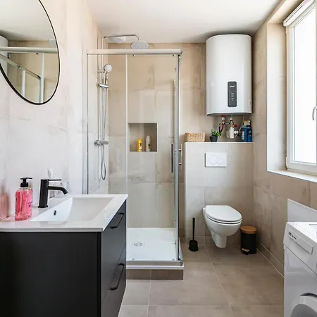 Courcelles Apartment